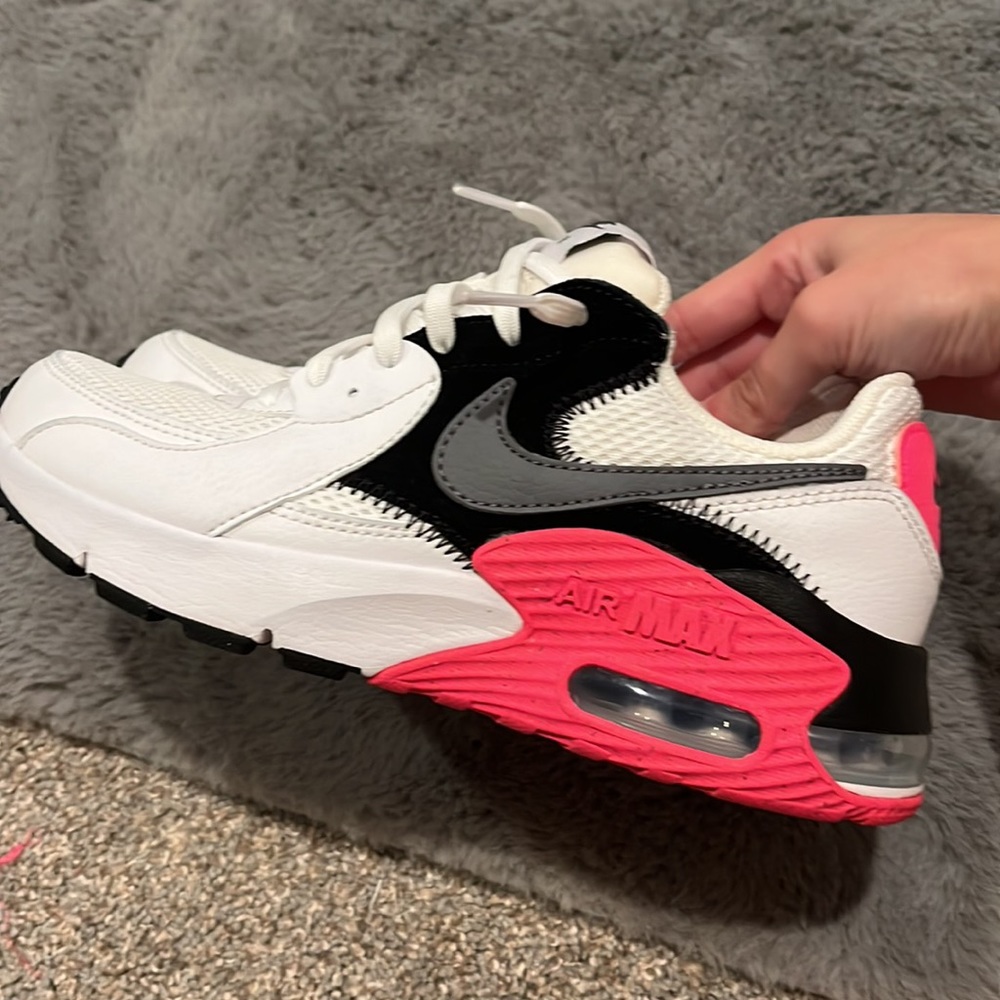 Womens Size 6 Nike Air Max Excee